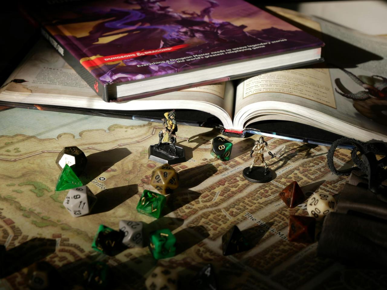 Mesa con manuales, figuras y dados de rol